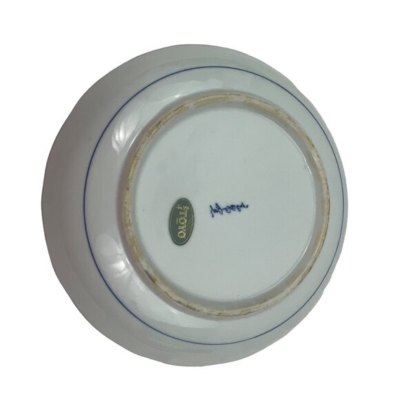 Toyo Japanese Blue and White Porcelain Plate With Floral Design - Picture 5 of 7